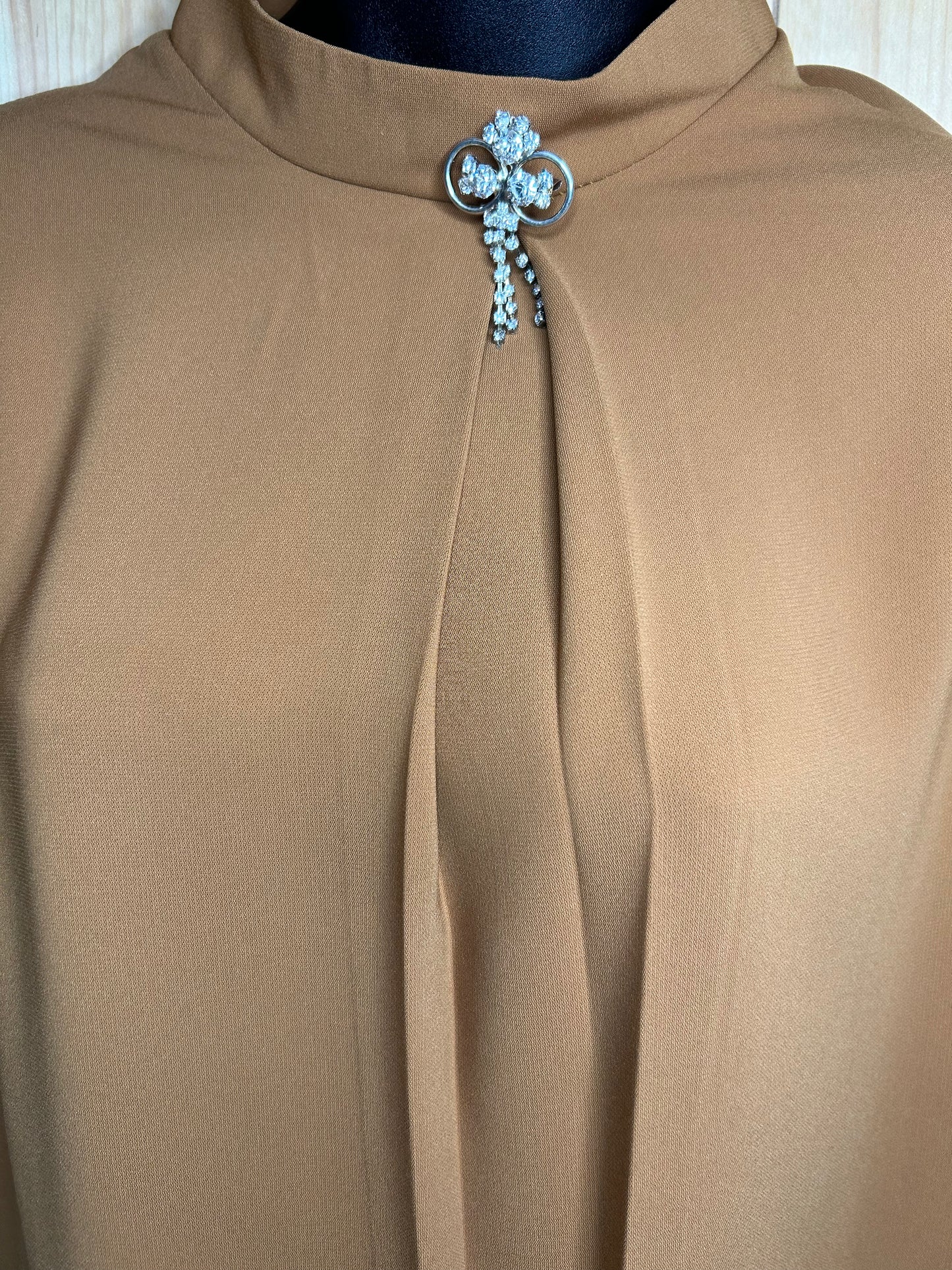 Tunic with brooch - Camel